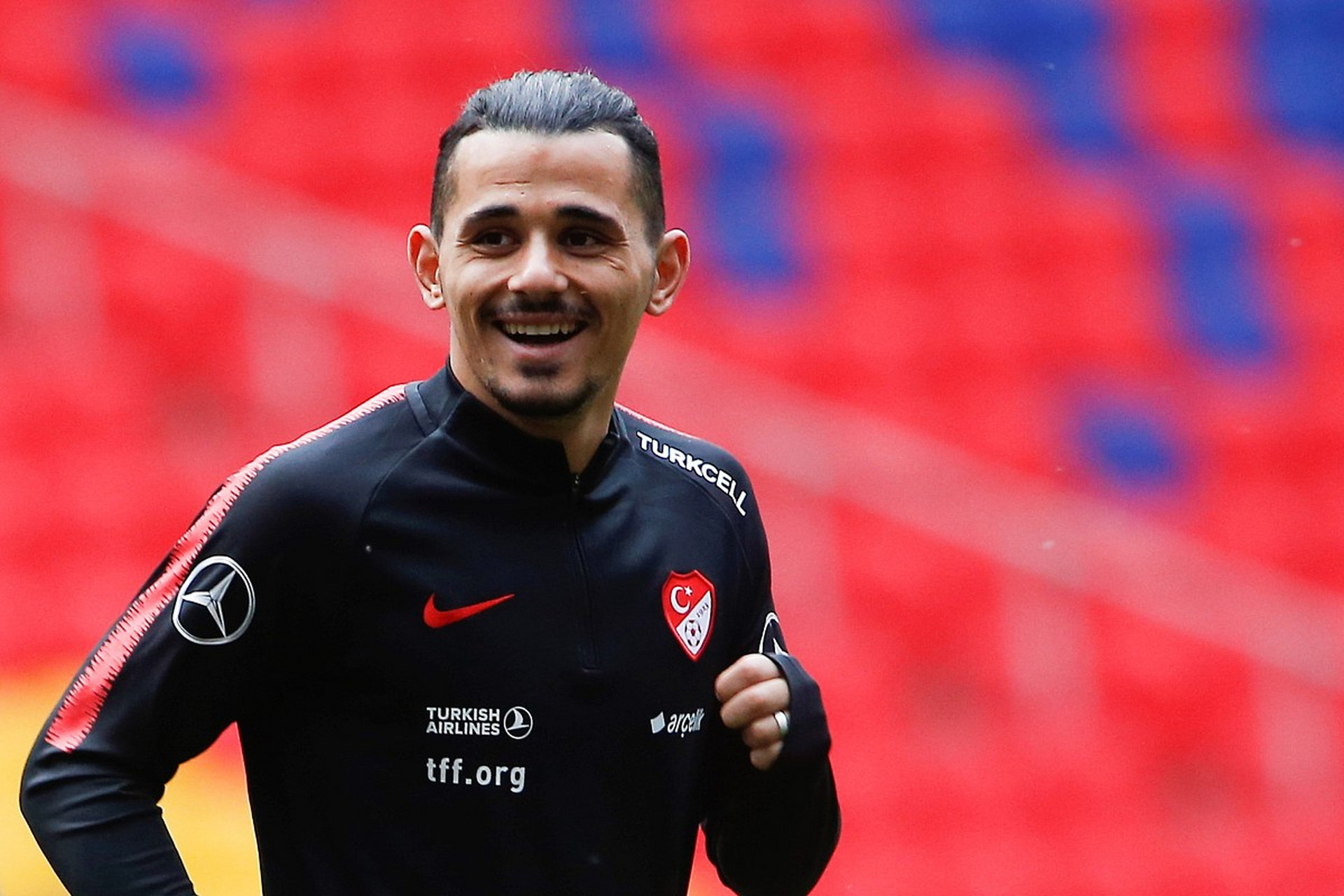 星空体育中国-这也行？荷甲赛前热度飙升Faker在瑞士队比赛中精彩发挥，勒沃库森防线松动备战荷甲的简单介绍